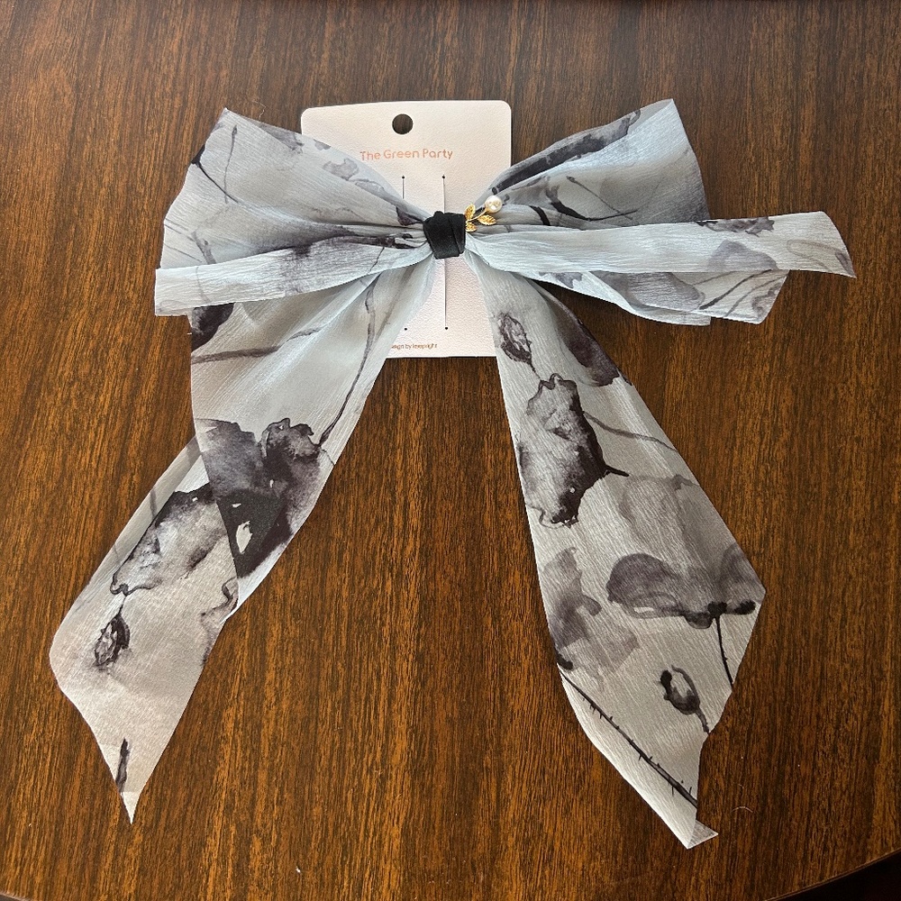 Feminine floral bow hair accessory